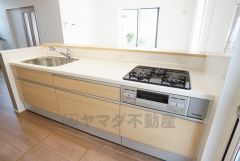収納も、作業スペースも広々と設けられた使いやすいシステムキッチンです＾＾カウンターキッチンなので、ご家族と会話をしながら楽しくお料理ができます＾＾