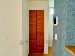 まとめ買いしてもこの収納量なら心配要らずのパントリー。調理家電や食品のストックをすっきりまとめられ、キッチン周りを広々使えます。