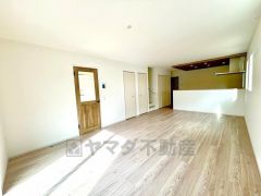 家族が集まる開放的なリビング。思い思いの時間を過ごしたり食事をしたり、素敵な団らんの場になりますね。