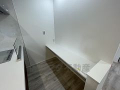 キッチン前のカウンターはお子様の勉強用、パソコンデスク、趣味の作業スペースなど使い方は色々あります。