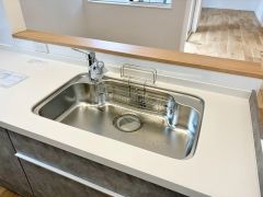 大きなお鍋も楽々洗える幅の広いシンクです＾＾ステンレスシンクなので簡単にお掃除できますよ。洗剤やスポンジもすっきりできる収納付き。