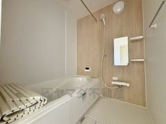 1日の疲れを癒すくつろぎのバスルーム。足を伸ばしてもゆったりと入れるサイズです。お子様と一緒にお風呂に入っても狭くないですね＾＾