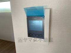 防犯性もばっちり、TVモニター付きインターホン完備。大きなモニターで玄関先を確認できます。録画機能が付いているので不在時の訪問者も確認できて安心です＾＾
