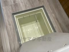 キッチンには床下収納を設けています。生活スペースを減らさず、キッチン用品や非常食など様々なものを収納できます。