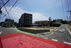 北東側約6ｍの公道に面しています。
