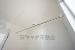 浴室には衣類の吊り下げ用パイプがあります。雨の日や外気の状態が気になる時は浴室乾燥機と組み合わせて使えるので、お洗濯の悩みが軽減できそうです。