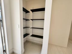 玄関には土間収納を設けています。可動式の収納棚なので、レイアウト変更も簡単＾＾スポーツ用品などもすっきりとまとめられそうですね＾＾