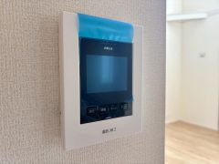 今や必需品となっておりますTVモニター付きインターホンです。録画・再生器のもついており防犯性もばっちりです。キッチン横にありワンタッチで外の方とお話ができますので便利です。