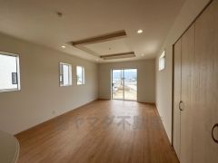 大きな窓のあるリビングは陽光あふれる明るい空間です。居心地良く、ご家族皆がゆったり寛げる憩いの空間となりそうです。