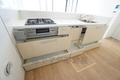 キッチンはスライド式の収納スペース付きなので調理道具をはじめ調味料や食器などもきれいに整理することができます。