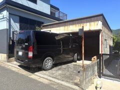 シャッター付き車庫。