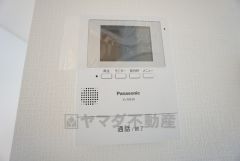 防犯性もばっちり、TVモニター付きインターホン完備。大きなモニターで玄関先を確認できます。録画機能が付いているので不在時の訪問者も確認できて安心です＾＾