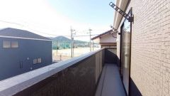 陽当たりの良いーバルコニーです。お洗濯やお布団干しはもちろん、日光浴スペースにも。足元は防水工事施工済です。