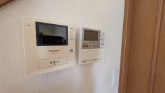 防犯性もばっちり、TVモニター付きインターホン完備。大きなモニターで玄関先を確認できます。録画機能が付いているので不在時の訪問者も確認できて安心です＾＾