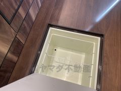 キッチンにある床下収納は、居住スペースを減らさずに買い置きの調味料や非常食などを保管することができます。