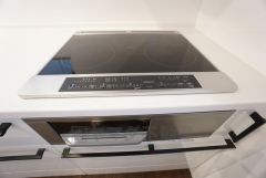 お手入れのしやすいIHクッキングヒーターです。3口コンロなので、効率よくお料理が楽しめます。毎日のお料理も楽しくなりますね＾＾