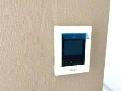 今や必需品となっておりますTVモニター付きインターホンです。録画・再生器のもついており防犯性もばっちりです。キッチン横にありワンタッチで外の方とお話ができますので便利です。