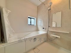 1日の疲れを癒すくつろぎのバスルーム。足を伸ばしてもゆったりと入れるサイズです。お子様と一緒にお風呂に入っても狭くないですね＾＾