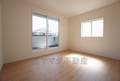 全居室にはたっぷり収納できる大型クローゼットを設置しています。窓には断熱性・保温性にすぐれ、省エネ効果のあるペアガラスを採用。冬には結露を防止します。