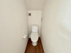 ウォシュレット付きトイレです。1階2階の2ヶ所にトイレがあるので、忙しい朝にもゆとりができますね＾＾ 温水洗浄便座リモコン付き。