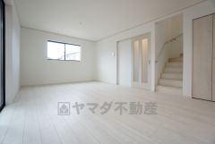 大きな窓のあるリビングは陽光あふれる明るい空間です。居心地良く、ご家族皆がゆったり寛げる憩いの空間となりそうです。