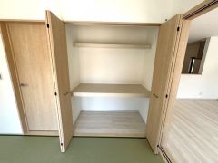 和室に備えた奥行きのある収納スペース。布団や季節用品をたっぷりしまえて、リビングまわりをすっきり保てます。