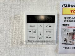 キッチン横からお湯張り、追い炊き、足し湯がボタン一つで楽々操作できる給湯機リモコンです＾＾忙しい夕飯の準備の時間帯に重宝しますね。