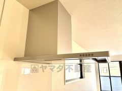 コンロ上には換気扇完備＾＾すぐ横に小窓が設けられているので、換気扇と合わせてWで換気できます＾＾