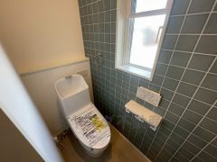 温水洗浄機付トイレです。節水機能もあるので、安心して使えますね。もちろん、1階2階の2ヶ所にトイレがあるので、忙しい朝にもゆとりができますね。