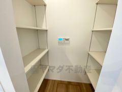 キッチン横にはパントリーも。広さが十分に確保されているため、備蓄品や大型の調理家電なども楽々収納できますね＾＾