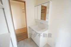 三面鏡にハンドシャワー付きで使いやすい洗面台です＾＾鏡裏と洗面ボウル下に収納付きの洗面台なので、整理整頓ができスッキリと使えます＾＾