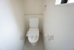 温水洗浄機付トイレです。トイレは2ヶ所設けられているので、来客時にも気兼ねなく使えますね。