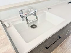 人造大理石を使用した清潔感のあるキッチン＾＾