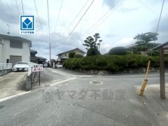 前面道路南側約5.7ｍ。