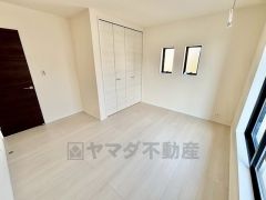バルコニーに面した陽当たりの良い洋室です＾＾