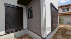 1階の窓には外観を損なわないシンプルなデザインのシャッター付きです。災害時の対策や防犯面でも安心ですね＾＾