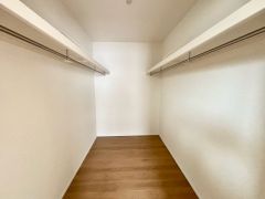 洋室にはハンガーパイプ付きのウォークインクローゼットが設けられています。たっぷり収納できるので衣替えの心配もいりませんね＾＾
