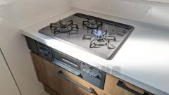 3種類の料理が同時に調理できる、3口ガスコンロ。忙しい夕食の支度時間が短縮できて効率よくお料理が楽しめます。