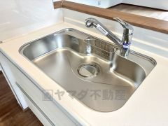 広々とした凸型シンクに洗剤ポケットを標準装備。大きなお鍋など洗いやすいです。洗剤や石鹸、スポンジもすっきりできる収納付き。