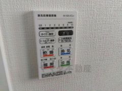 浴室暖房乾燥機付き。天候に左右されず、いつでも好きなときに洗濯物を干せるので、仕事や家事で忙しい方に重宝します。