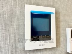 防犯性もばっちり、TVモニター付きインターホン完備。大きなモニターで玄関先を確認できます。録画機能が付いているので不在時の訪問者も確認できて安心です＾＾