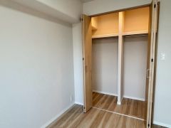 全居室収納付き。 ボックスを置いて枕棚を活用してたっぷりと収納できそうです＾＾ お洋服好きや衣装持ちでも広々使えてうれしいですね。