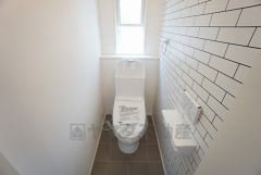 ウォシュレット付きトイレです。1階2階の2ヶ所にトイレがあるので、忙しい朝にもゆとりができますね＾＾