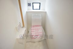 温水洗浄機付トイレです。節水機能もあるので、安心して使えますね。もちろん、1階2階の2ヶ所にトイレがあるので、忙しい朝にもゆとりができますね。