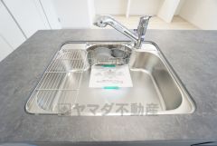 大きなお鍋も楽々洗える幅の広いシンクです＾＾ステンレスシンクなので簡単にお掃除できますよ。洗剤やスポンジもすっきりできる収納付き。