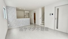 家族が集まる開放的なリビング。思い思いの時間を過ごしたり食事をしたり、素敵な団らんの場になりますね。