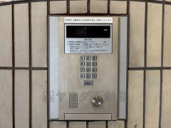 住民以外の人が入りにくいオートロック付きマンション。インターホン越しだと訪問営業も断りやすいですね＾＾