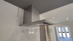 お手入れが簡単なスリム型レンジフードです。調理により発生する油煙や臭いを吸い込み、屋外へ排気してくれます。