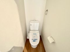 ウォシュレット付きトイレです。1階2階の2ヶ所にトイレがあるので、忙しい朝にもゆとりができますね＾＾ 温水洗浄便座リモコン付き。