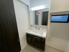 三面鏡つき洗面台。鏡裏にたっぷりとした収納スペースがあります。鏡を閉めてしまえば小物は見えないため、スッキリとした印象の洗面台にできます。